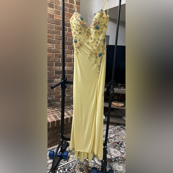 🌼 Mac Duggal Buttercup Yellow Embellished Gown – NEW Without Tags - Picture 4 of 6